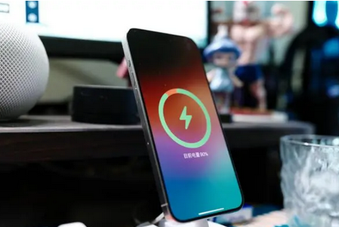 德兴苹果15换屏服务分享用什么充电器给iPhone15充电更好 